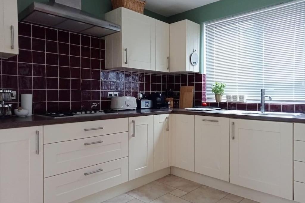 House With Free Parking And Large Garden Villa Wyke Regis ภายนอก รูปภาพ